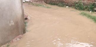 कप्तानगंज अटल नगर में सड़क नहीं, बरसात में परेशानी:नगर पंचायत बनने के बाद भी गांव से बदतर हालात