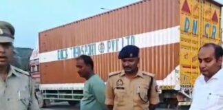 सोनौली सीमा पर 10 किमी तक ट्रकों की कतार:हाईवे पर जाम; महराजगंज प्रशासन ने अवैध पार्किंग और कटिंग पर सख्ती की