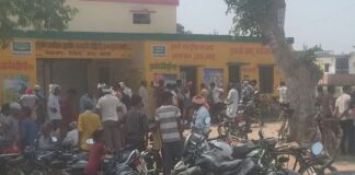 श्रावस्ती के दिकौली में खाद के लिए किसानों की कतार:फार्मर आईडी दिखाने पर मिल रही खाद, बारी-बारी से वितरण
