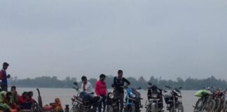 घाघरा नदी उफान पर, ग्रामीण नाव से कर रहे पार:बस्ती के दुबौलिया में तेज बहाव के बीच जोखिम भरा सफर