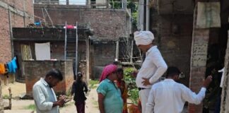 ठूठीबारी के सड़कहवा टोले में बिजली विभाग की कार्रवाई:50 कनेक्शन काटे; 1.50 लाख रुपए की वसूली