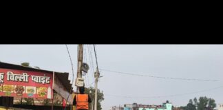 बिजली पोल पर अवैध वाईफाई केबल, हादसे का खतरा:नौतनवा-सोनौली में निजी कंपनियां बिछा रहीं तार, प्रशासन से कार्रवाई की मांग