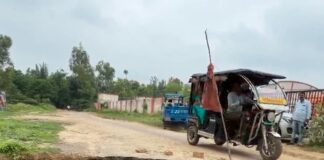 श्रावस्ती में 6 माह पुरानी सड़क धंसी:बड़े गड्ढों से आवागमन बाधित, हादसे का डर बढ़ा