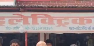 छावनी में खुले नाले बने दुर्घटना का खतरा:सफाई के बाद कई जगह ढक्कन नदारद, व्यापारी परेशान