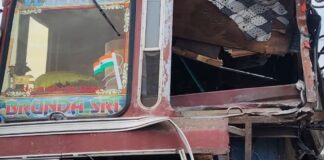 मालवाहक ट्रक ने खड़े वाहन को टक्कर मारी:महराजगंज के पैसियां में हिंदुस्तान राइस मिल के सामने भूसा गाड़ी क्षतिग्रस्त