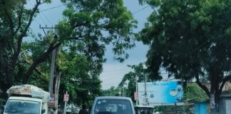 बस्ती में महसो सड़क पर घुटनों तक पानी जमा:राहगीरों, स्कूली बच्चों को आवागमन में भारी परेशानी
