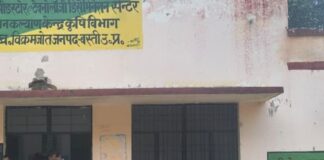बस्ती में यूरिया पर किसानों से अधिक वसूली:सहकारी समितियों पर 266.50 के बजाय 280 रुपए प्रति बोरी लिए जा रहे