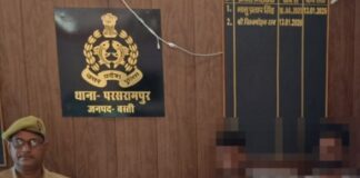 बस्ती में मोबाइल छीनने वाले दो आरोपी गिरफ्तार:घेराबंदी कर दबोचा, तीन मोबाइल और बाइक बरामद