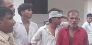 बस्ती के महाराजगंज में सैलून के बाहर मारपीट:पुराने पैसों के विवाद में लाठी-घूंसे चले, दो हिरासत में
