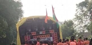 विक्रमजोत में डिवाइडर पर झाड़ियां; कांवड़ियों को परेशानी:गंदगी से हादसों का खतरा, टोल प्लाजा प्रबंधन पर लापरवाही का आरोप