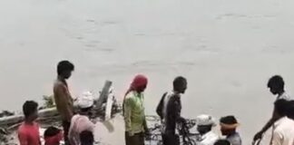 बस्ती में सरयू नदी खतरे के निशान से ऊपर:आठ गांव बाढ़ से घिरे, बच्चों को नाव से जाना पड़ रहा स्कूल