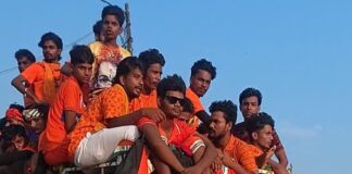 दुबौलिया बाजार से निकला शिवभक्तों का काफिला:हर-हर महादेव के जयकारों से क्षेत्र गूंजा
