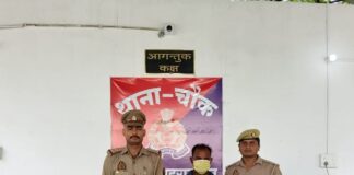 चौक में 16 बोतल अवैध शराब के साथ युवक गिरफ्तार:आबकारी अधिनियम के तहत मुकदमा दर्ज कर कार्रवाई