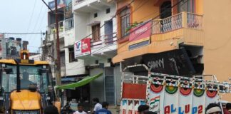 नौतनवा में फुटपाथ से अतिक्रमण हटाया:दोबारा कब्जा करने पर होगी FIR, प्रशासन ने दी चेतावनी
