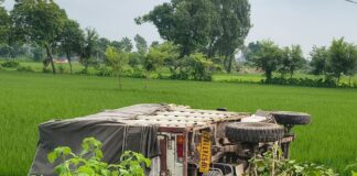 अनियंत्रित होकर पिकअप पलटी, चालक समेत दो सुरक्षित:गोरखपुर से कुशीनगर जा रही थी किराने के सामान से लदी गाड़ी