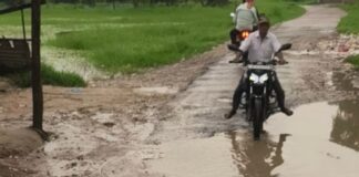 नरखोरिया में जिला पंचायत का साइफन टूटा, आवागमन बाधित:कस्तूरबा विद्यालय, प्राथमिक स्कूल और बाजार मार्ग पर 10 माह से खतरा