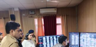 कांवड़ यात्रा की सुरक्षा पर प्रशासन की पैनी नजर:डीएम-एसपी ने कंट्रोल रूम का किया औचक निरीक्षण, CCTV से परखी कांवड़ रूट की स्थिति