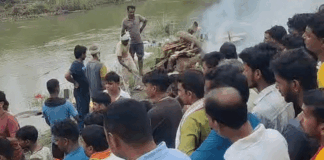 महाराजगंज में एक साथ उठीं तीन दोस्तों की अर्थियां:सिसवा के अमृत सरोवर में डूबने से हुई थी मौत, हजारों लोगों की मौजूदगी में हुआ अंतिम संस्कार