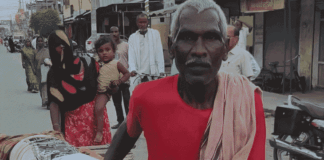 महराजगंज में बेटे को ठेले पर लादकर अस्पताल पहुंचा पिता:एंबुलेंस नहीं बुला सका बुजुर्ग, कीटनाशक सेवन की आशंका पर गोरखपुर रेफर