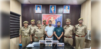 कार से सोने के बिस्कुट मिलने पर अखिलेश का यूपी पुलिस पर आरोप
