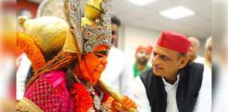 हनुमान के वेश में भाजपा ने नचाया, सपा अध्यक्ष ने रंग मंच पर किया सम्मान