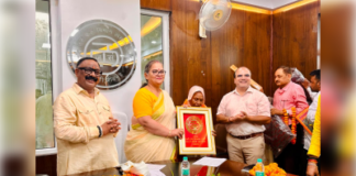 सेवानिवृत्त कर्मचारियों को स्मृति चिन्ह देकर किया सम्मानित