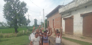 कीचड़ और जलभराव से बेहाल ग्रामीण,रास्ते से निकलना हुआ दुशवार