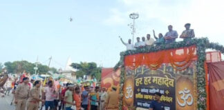 कांवड़ श्रद्धालुओं पर पुष्पवर्षा कर जनप्रतिनिधियों एवं अधिकारियों ने किया स्वागत
