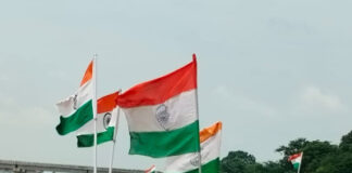 राप्ती की लहरों पर पूरी शान से लहराया तिरंगा