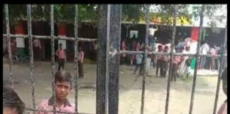 स्वतंत्रता दिवस पर स्कूल के गेट पर ताला, बाहर खड़े रहे बच्चे, शिक्षक की मनमानी ने खोली व्यवस्था की पोल
