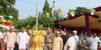 80वें स्वतंत्रता दिवस के अवसर पर पुलिस लाइन्स में कैबिनेट मंत्री नन्दगोपाल गुप्ता ‘नन्दी’ ने किया ध्वजारोहण