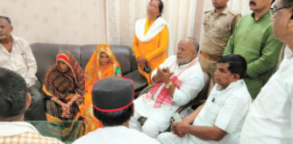 राज्य मंत्री हंस राज विश्वकर्मा ने स्व0 सौरभ विश्वकर्मा के परिजनों मिलकर बंधाया ढांढस