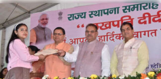 सीएम धामी ने लखपति दीदियों और महिला उद्यमियों को किया सम्मानित