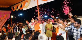 कांवड़ियों पर की जाए अधिक से अधिक पुष्पवर्षा