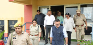 डीएम ने ग्राम जटा पहुंचकर गंगा के जलस्तर का लिया जायजा