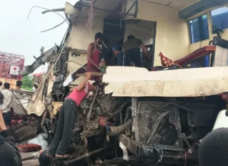 NH719 पर भीषण हादसा; नेपाल से पुणे जा रही बस गैस सिलेंडरों से भरे कैंटर और डंपर से टकाराई, नेपाली महिला की मौत, 15 घायल