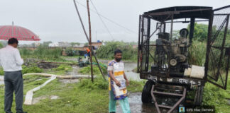 प्लास्टिक का बोरा पहनकर ड्यूटी करते नजर आया कर्मचारी