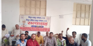 संविदा कर्मचारियों ने किया सत्याग्रह