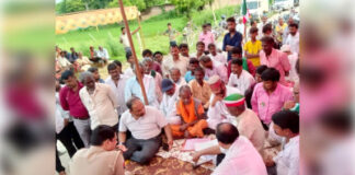 कुबहरा-कमालपुर मार्ग के डामरीकरण की मांग पर धरने पर बैठे ग्रामीण