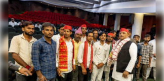 हरदोई से साइकिल यात्रा कर अखिलेश से मिलने पहुंचे छात्र